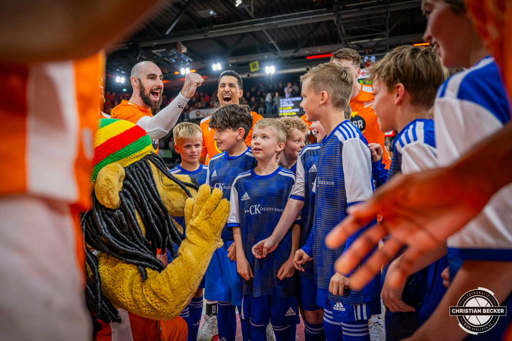 1. Basketball Bundesliga, easyCredit BBL, Saison 2023/2024, Herren, Hauptrunde, 32. Spieltag, 05.05.2024, RASTA Vechta -  BG G&ouml;ttingen
Die Einlaufkinder und das Team von RASTA Vechta vor der Partie
Schlüsselwörter: 05.05.2024;1. Bundesliga;32. Spieltag;BBL;BG;Basketball;G&ouml;ttingen;Hauptrunde;Liga;RASTA;RASTA Dome;Saison 2023/2024;Vechta;easycredit;goettingen