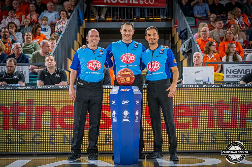 1. Basketball Bundesliga, easyCredit BBL, Saison 2023/2024, Herren, Hauptrunde, 32. Spieltag, 05.05.2024, RASTA Vechta -  BG G&ouml;ttingen
Die Schiedsrichter vor der Partie
Schlüsselwörter: 05.05.2024;1. Bundesliga;32. Spieltag;BBL;BG;Basketball;G&ouml;ttingen;Hauptrunde;Liga;RASTA;RASTA Dome;Saison 2023/2024;Vechta;easycredit;goettingen