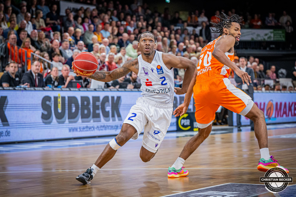 1. Basketball Bundesliga, easyCredit BBL, Saison 2023/2024, Herren, Hauptrunde, 32. Spieltag, 05.05.2024, RASTA Vechta -  BG G&ouml;ttingen
Umoja Gibson (#2 - BG G&ouml;ttingen) in Aktion
Schlüsselwörter: 05.05.2024;1. Bundesliga;32. Spieltag;BBL;BG;Basketball;G&ouml;ttingen;Hauptrunde;Liga;RASTA;RASTA Dome;Saison 2023/2024;Vechta;easycredit;goettingen