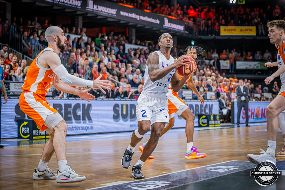 1. Basketball Bundesliga, easyCredit BBL, Saison 2023/2024, Herren, Hauptrunde, 32. Spieltag, 05.05.2024, RASTA Vechta -  BG G&ouml;ttingen
Umoja Gibson (#2 - BG G&ouml;ttingen) in Aktion
Schlüsselwörter: 05.05.2024;1. Bundesliga;32. Spieltag;BBL;BG;Basketball;G&ouml;ttingen;Hauptrunde;Liga;RASTA;RASTA Dome;Saison 2023/2024;Vechta;easycredit;goettingen