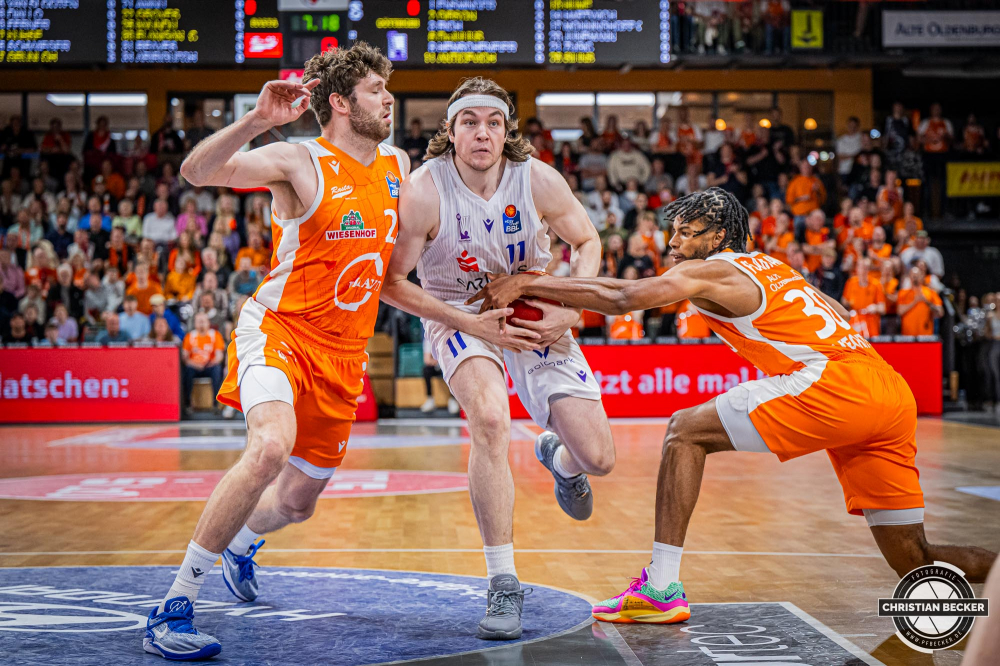 1. Basketball Bundesliga, easyCredit BBL, Saison 2023/2024, Herren, Hauptrunde, 32. Spieltag, 05.05.2024, RASTA Vechta -  BG G&ouml;ttingen
Grant Anticevich (#11 - BG G&ouml;ttingen) in Aktion gegen Tanner Groves (#22 - RASTA Vechta) und Chip Flanigan (#30 - RASTA Vechta)
Schlüsselwörter: 05.05.2024;1. Bundesliga;32. Spieltag;BBL;BG;Basketball;G&ouml;ttingen;Hauptrunde;Liga;RASTA;RASTA Dome;Saison 2023/2024;Vechta;easycredit;goettingen