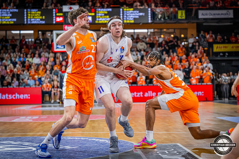 1. Basketball Bundesliga, easyCredit BBL, Saison 2023/2024, Herren, Hauptrunde, 32. Spieltag, 05.05.2024, RASTA Vechta -  BG G&ouml;ttingen
Grant Anticevich (#11 - BG G&ouml;ttingen) in Aktion gegen Tanner Groves (#22 - RASTA Vechta) und Chip Flanigan (#30 - RASTA Vechta)
Schlüsselwörter: 05.05.2024;1. Bundesliga;32. Spieltag;BBL;BG;Basketball;G&ouml;ttingen;Hauptrunde;Liga;RASTA;RASTA Dome;Saison 2023/2024;Vechta;easycredit;goettingen