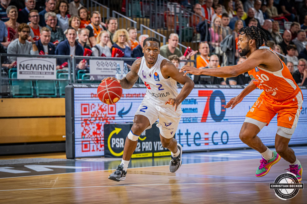 1. Basketball Bundesliga, easyCredit BBL, Saison 2023/2024, Herren, Hauptrunde, 32. Spieltag, 05.05.2024, RASTA Vechta -  BG G&ouml;ttingen
Umoja Gibson (#2 - BG G&ouml;ttingen) in Aktion gegen Chip Flanigan (#30 - RASTA Vechta)
Schlüsselwörter: 05.05.2024;1. Bundesliga;32. Spieltag;BBL;BG;Basketball;G&ouml;ttingen;Hauptrunde;Liga;RASTA;RASTA Dome;Saison 2023/2024;Vechta;easycredit;goettingen