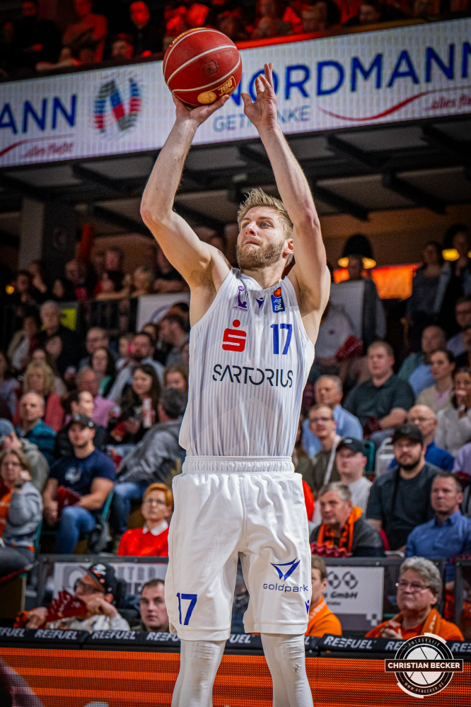 1. Basketball Bundesliga, easyCredit BBL, Saison 2023/2024, Herren, Hauptrunde, 32. Spieltag, 05.05.2024, RASTA Vechta -  BG G&ouml;ttingen
Mathis M&ouml;nninghoff (#17 - BG G&ouml;ttingen) beim Jumpshot
Schlüsselwörter: 05.05.2024;1. Bundesliga;32. Spieltag;BBL;BG;Basketball;G&ouml;ttingen;Hauptrunde;Liga;RASTA;RASTA Dome;Saison 2023/2024;Vechta;easycredit;goettingen