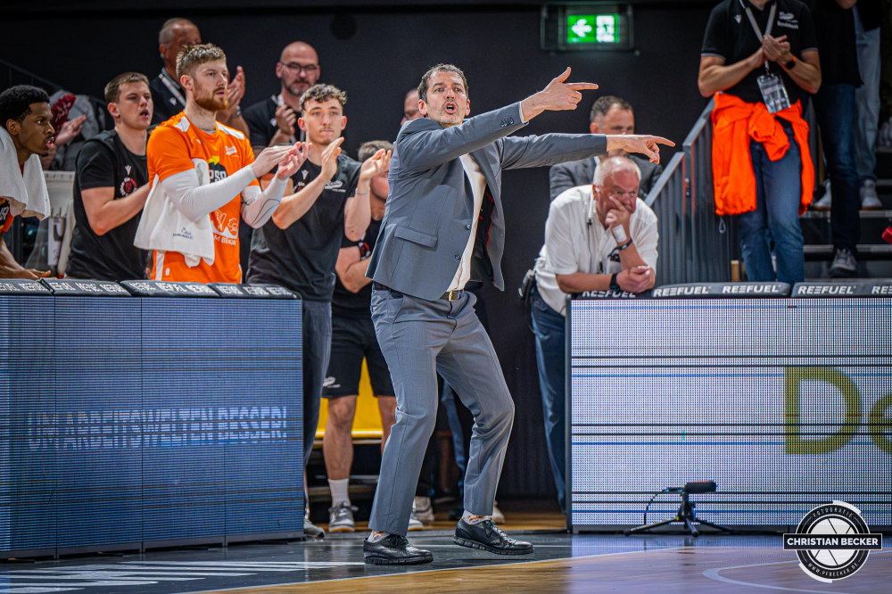 1. Basketball Bundesliga, easyCredit BBL, Saison 2023/2024, Herren, Hauptrunde, 32. Spieltag, 05.05.2024, RASTA Vechta -  BG G&ouml;ttingen
Ty Harrelson (Headcoach - RASTA Vechta) w&auml;hrend der Partie
Schlüsselwörter: 05.05.2024;1. Bundesliga;32. Spieltag;BBL;BG;Basketball;G&ouml;ttingen;Hauptrunde;Liga;RASTA;RASTA Dome;Saison 2023/2024;Vechta;easycredit;goettingen