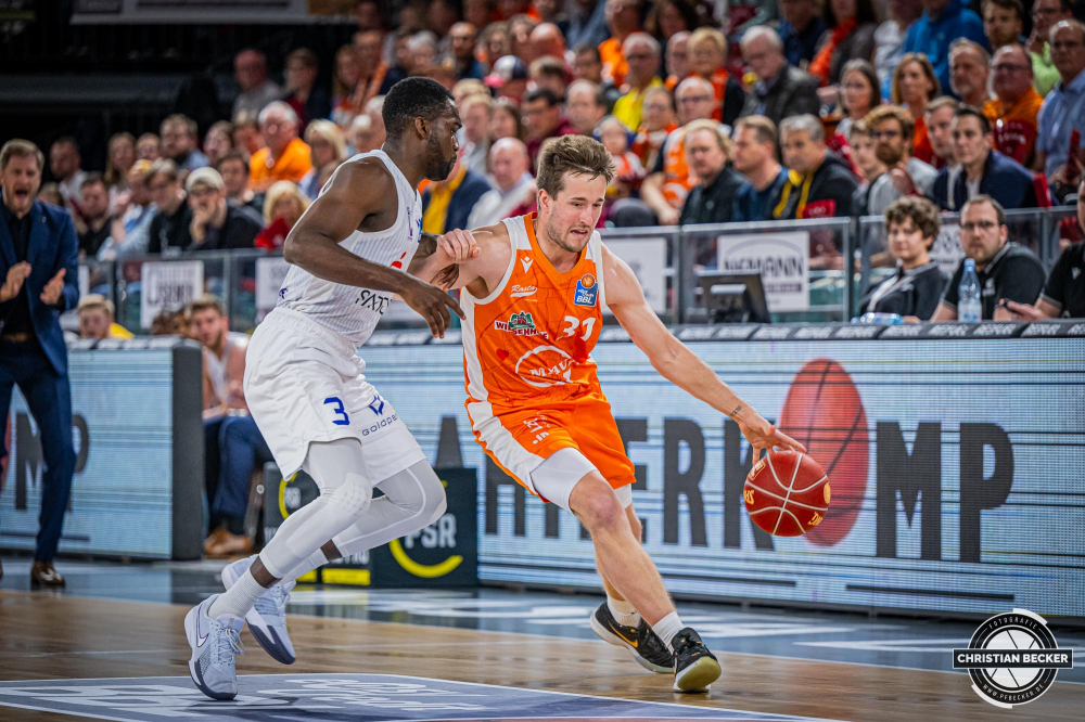1. Basketball Bundesliga, easyCredit BBL, Saison 2023/2024, Herren, Hauptrunde, 32. Spieltag, 05.05.2024, RASTA Vechta -  BG G&ouml;ttingen
Spencer Reaves (#31 - RASTA Vechta) in Aktion gegen Umoja Gibson (#2 - BG G&ouml;ttingen)
Schlüsselwörter: 05.05.2024;1. Bundesliga;32. Spieltag;BBL;BG;Basketball;G&ouml;ttingen;Hauptrunde;Liga;RASTA;RASTA Dome;Saison 2023/2024;Vechta;easycredit;goettingen