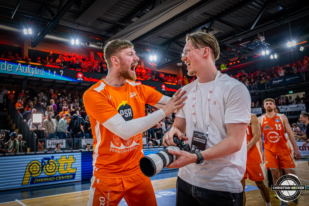 1. Basketball Bundesliga, easyCredit BBL, Saison 2023/2024, Herren, Hauptrunde, 32. Spieltag, 05.05.2024, RASTA Vechta -  BG G&ouml;ttingen
Luc van Slooten (#6 - RASTA Vechta) und Frederik Kreyenborg (Digital Content Manager - RASTA Vechta) nach der Partie
Schlüsselwörter: 05.05.2024;1. Bundesliga;32. Spieltag;BBL;BG;Basketball;G&ouml;ttingen;Hauptrunde;Liga;RASTA;RASTA Dome;Saison 2023/2024;Vechta;easycredit;goettingen