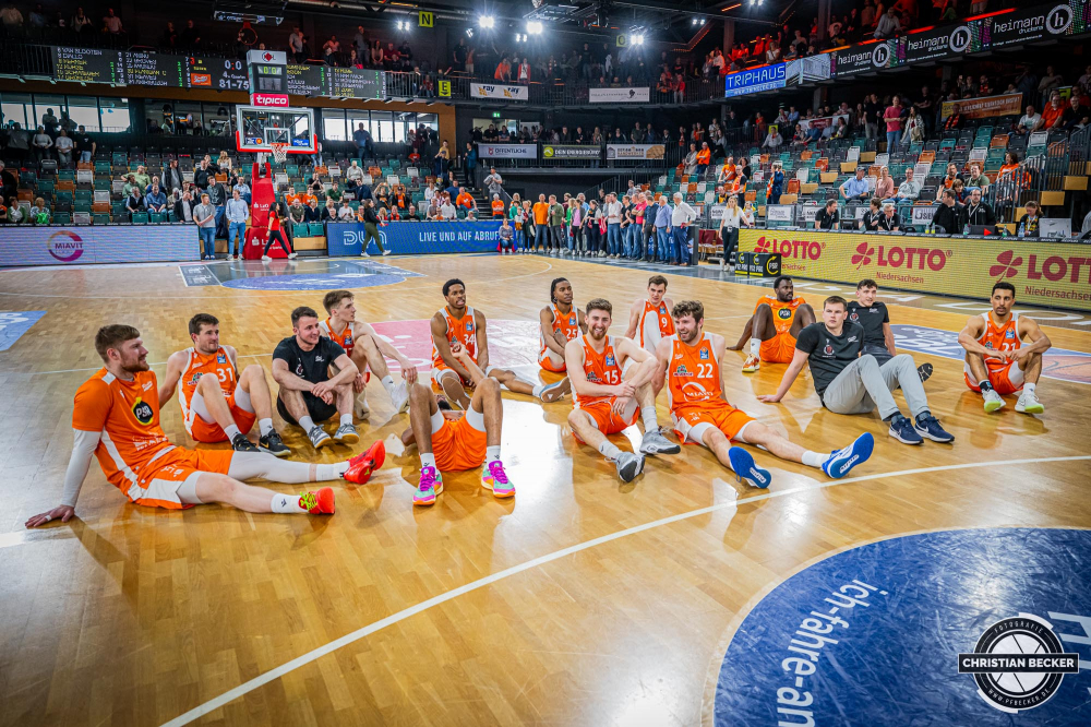 1. Basketball Bundesliga, easyCredit BBL, Saison 2023/2024, Herren, Hauptrunde, 32. Spieltag, 05.05.2024, RASTA Vechta -  BG G&ouml;ttingen
Das Team von RASTA Vechta nach der Partie
Schlüsselwörter: 05.05.2024;1. Bundesliga;32. Spieltag;BBL;BG;Basketball;G&ouml;ttingen;Hauptrunde;Liga;RASTA;RASTA Dome;Saison 2023/2024;Vechta;easycredit;goettingen