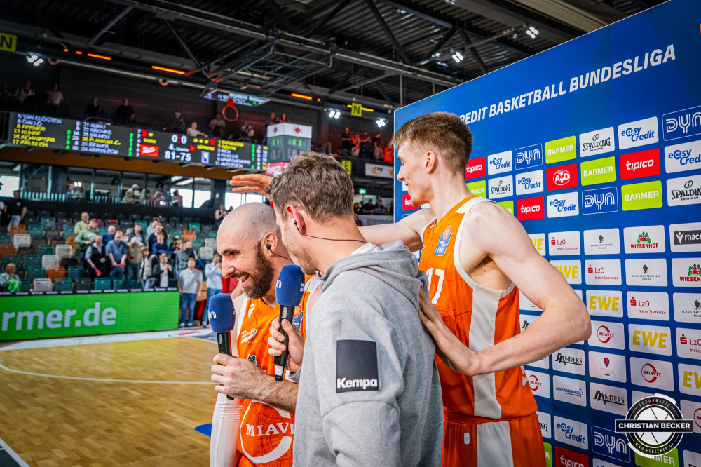 1. Basketball Bundesliga, easyCredit BBL, Saison 2023/2024, Herren, Hauptrunde, 32. Spieltag, 05.05.2024, RASTA Vechta -  BG G&ouml;ttingen
Tommy Kuhse (#12 - RASTA Vechta) und Johann Gr&uuml;nloh (#17 - RASTA Vechta) nach der Partie
Schlüsselwörter: 05.05.2024;1. Bundesliga;32. Spieltag;BBL;BG;Basketball;G&ouml;ttingen;Hauptrunde;Liga;RASTA;RASTA Dome;Saison 2023/2024;Vechta;easycredit;goettingen
