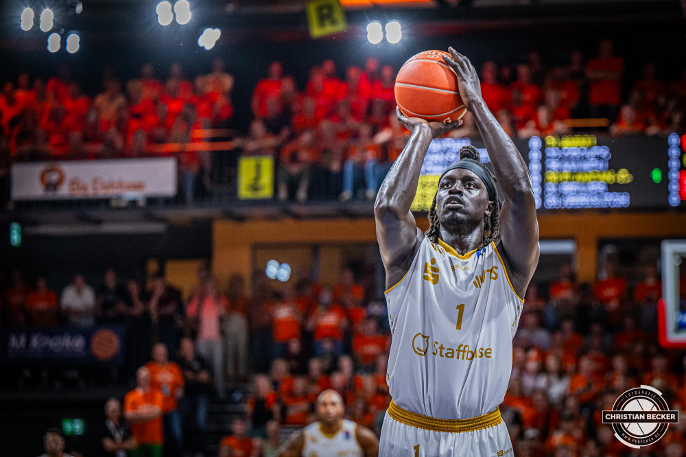 1. Basketball Bundesliga, easyCredit BBL, Saison 2023/2024, Herren, Playoffs, Viertelfinale, Spiel 3, 21.05.2024, RASTA Vechta -  NINERS Chemnitz
Aher Uguak (#1 - Niners Chemnitz) w&auml;hrend der Partie
Schlüsselwörter: 1. Bundesliga;21.05.2024;BBL;Basketball;Chemnitz;Liga;NINERS;Playoffs;RASTA;RASTA Dome;Saison 2023/2024;Spiel 3;Vechta;Viertelfinale;easycredit