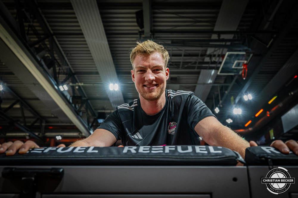 1. Basketball Bundesliga, easyCredit BBL, Saison 2024/2025, Herren, Hauptrunde, 1. Spieltag, 25.09.2024, RASTA Vechta -  Telekom Baskets Bonn
Lars Thiemann (#21 - Telekom Baskets Bonn) vor der Partie
Schlüsselwörter: 1. Bundesliga;1. Spieltag;25.09.2024;BBL;Basketball;Baskets;Bonn;Hauptrunde;Liga;RASTA;RASTA Dome;Saison 2024/2025;Telekom;Vechta;easycredit