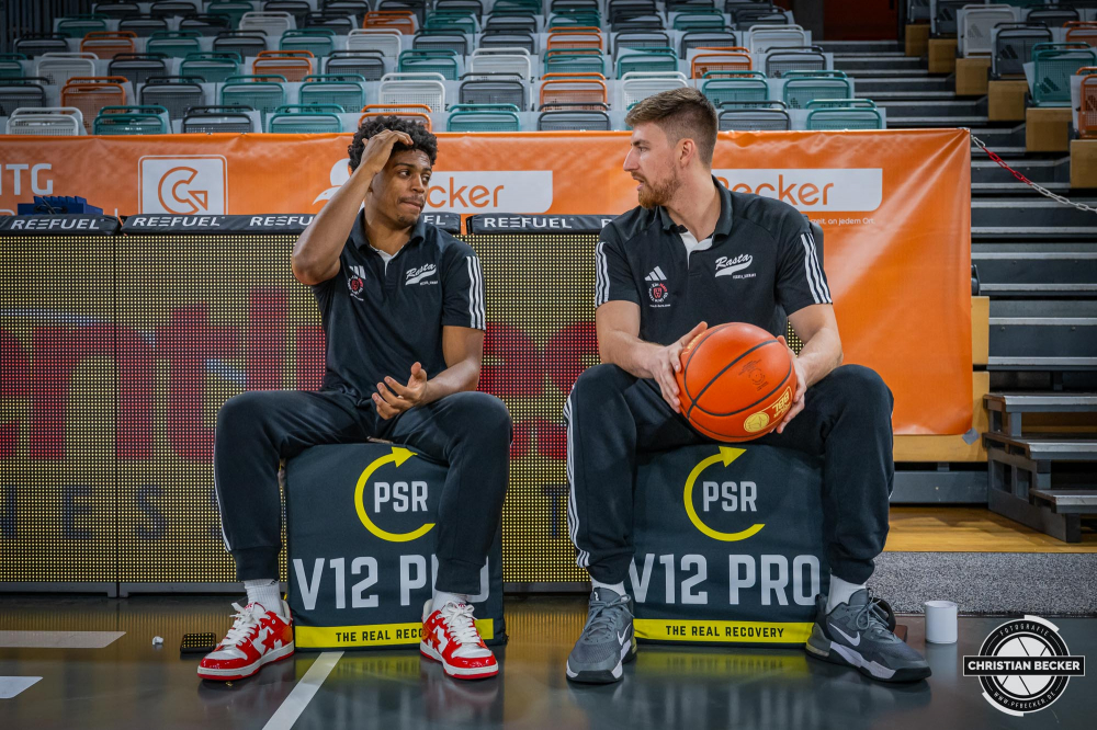 1. Basketball Bundesliga, easyCredit BBL, Saison 2024/2025, Herren, Hauptrunde, 1. Spieltag, 25.09.2024, RASTA Vechta -  Telekom Baskets Bonn
Grant Sherfield (#25 - RASTA Vechta) und Ryan Schwieger (#15 - RASTA Vechta) vor der Partie
Schlüsselwörter: 1. Bundesliga;1. Spieltag;25.09.2024;BBL;Basketball;Baskets;Bonn;Hauptrunde;Liga;RASTA;RASTA Dome;Saison 2024/2025;Telekom;Vechta;easycredit