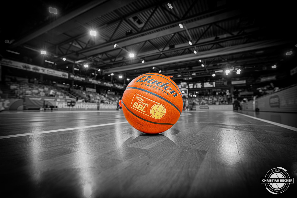 1. Basketball Bundesliga, easyCredit BBL, Saison 2024/2025, Herren, Hauptrunde, 1. Spieltag, 25.09.2024, RASTA Vechta -  Telekom Baskets Bonn
Der Spielball der easyCredit Basketball Bundesliga
Schlüsselwörter: 1. Bundesliga;1. Spieltag;25.09.2024;BBL;Basketball;Baskets;Bonn;Hauptrunde;Liga;RASTA;RASTA Dome;Saison 2024/2025;Telekom;Vechta;easycredit