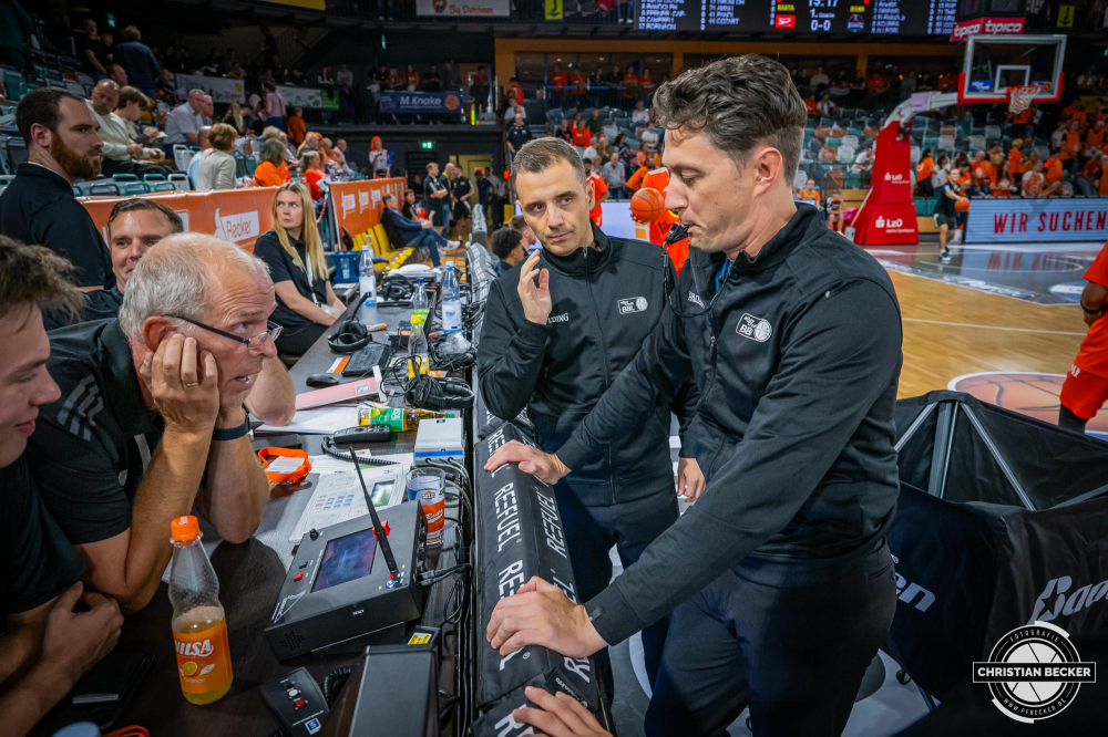 1. Basketball Bundesliga, easyCredit BBL, Saison 2024/2025, Herren, Hauptrunde, 1. Spieltag, 25.09.2024, RASTA Vechta -  Telekom Baskets Bonn
Moritz Kr&uuml;per (Schiedsrichter BBL) und Gentian Cici (Schiedsrichter BBL) vor der Partie
Schlüsselwörter: 1. Bundesliga;1. Spieltag;25.09.2024;BBL;Basketball;Baskets;Bonn;Hauptrunde;Liga;RASTA;RASTA Dome;Saison 2024/2025;Telekom;Vechta;easycredit