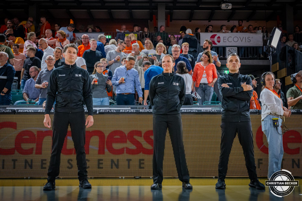 1. Basketball Bundesliga, easyCredit BBL, Saison 2024/2025, Herren, Hauptrunde, 1. Spieltag, 25.09.2024, RASTA Vechta -  Telekom Baskets Bonn
Moritz Kr&uuml;per (Schiedsrichter BBL), Anne Panther (Schiedsrichter BBL) und Gentian Cici (Schiedsrichter BBL)
Schlüsselwörter: 1. Bundesliga;1. Spieltag;25.09.2024;BBL;Basketball;Baskets;Bonn;Hauptrunde;Liga;RASTA;RASTA Dome;Saison 2024/2025;Telekom;Vechta;easycredit