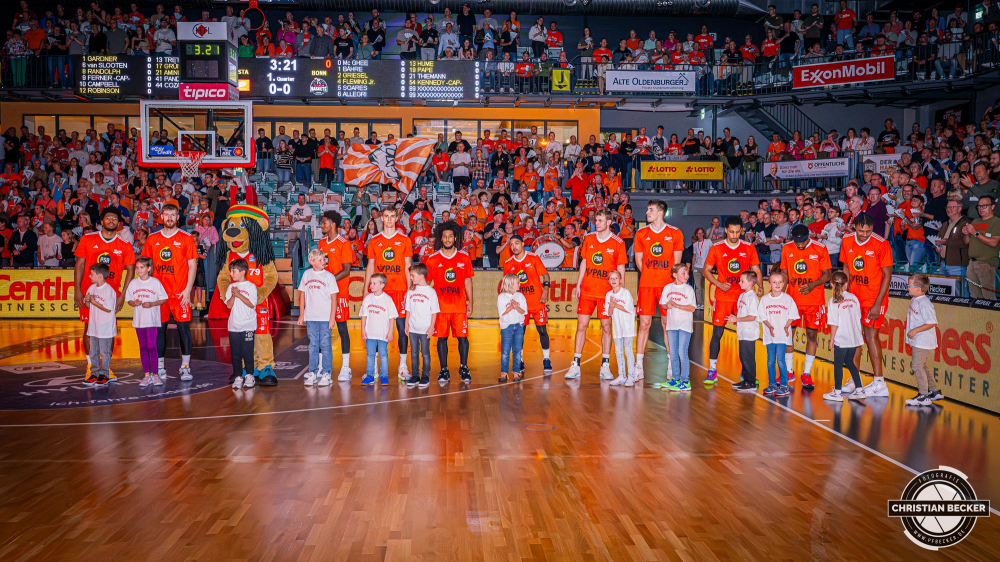 1. Basketball Bundesliga, easyCredit BBL, Saison 2024/2025, Herren, Hauptrunde, 1. Spieltag, 25.09.2024, RASTA Vechta -  Telekom Baskets Bonn
Das Team von RASTA Vechta und die Einlaufkinder
Schlüsselwörter: 1. Bundesliga;1. Spieltag;25.09.2024;BBL;Basketball;Baskets;Bonn;Hauptrunde;Liga;RASTA;RASTA Dome;Saison 2024/2025;Telekom;Vechta;easycredit