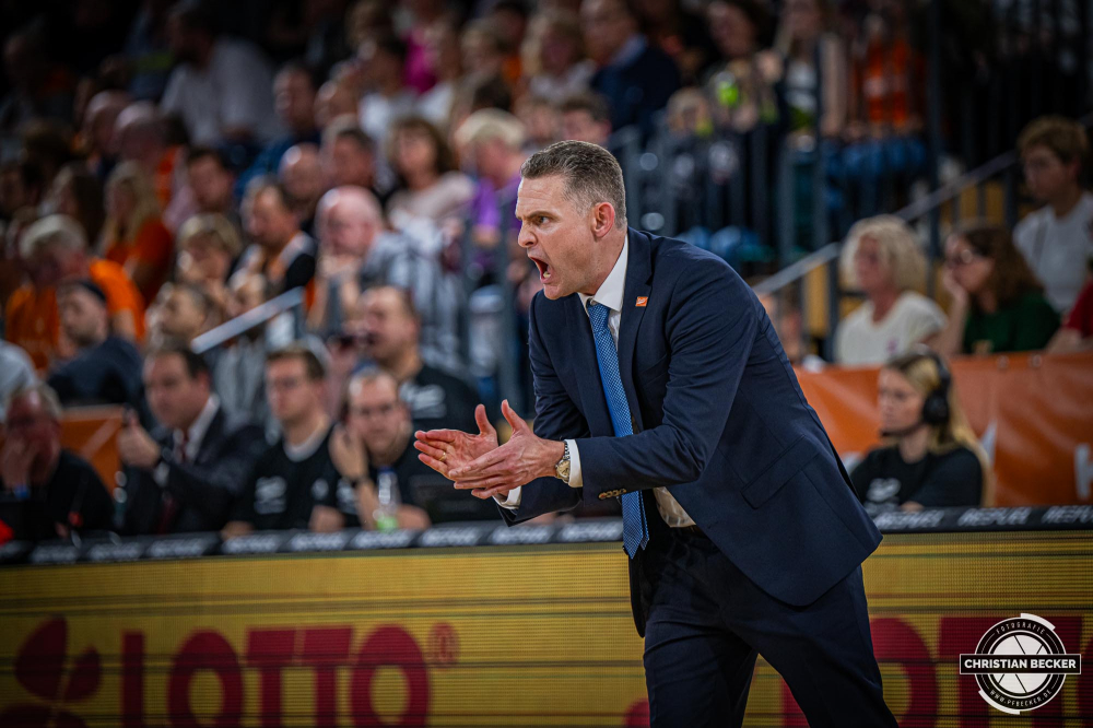 1. Basketball Bundesliga, easyCredit BBL, Saison 2024/2025, Herren, Hauptrunde, 5. Spieltag, 19.10.2024, RASTA Vechta -  Frankfurt Skyliners
Martin Schiller (Headcoach - RASTA Vechta) zeigt Emotionen w&auml;hrend der Partie
Schlüsselwörter: 1. Bundesliga;19.10.2024;5. Spieltag;BBL;Basketball;Frankfurt;Hauptrunde;Liga;RASTA;RASTA Dome;Saison 2024/2025;Skyliners;Vechta;easycredit