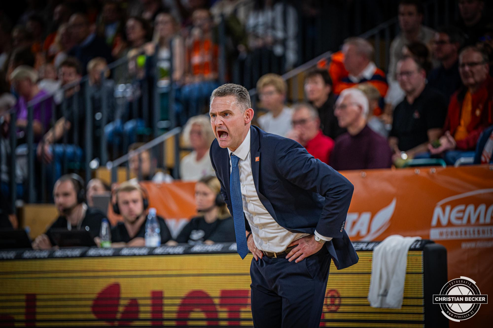 1. Basketball Bundesliga, easyCredit BBL, Saison 2024/2025, Herren, Hauptrunde, 5. Spieltag, 19.10.2024, RASTA Vechta -  Frankfurt Skyliners
Martin Schiller (Headcoach - RASTA Vechta) w&auml;hrend der Partie
Schlüsselwörter: 1. Bundesliga;19.10.2024;5. Spieltag;BBL;Basketball;Frankfurt;Hauptrunde;Liga;RASTA;RASTA Dome;Saison 2024/2025;Skyliners;Vechta;easycredit