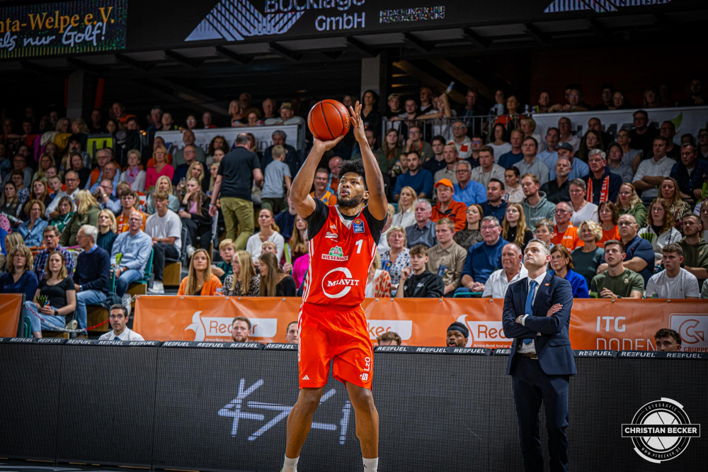 1. Basketball Bundesliga, easyCredit BBL, Saison 2024/2025, Herren, Hauptrunde, 5. Spieltag, 19.10.2024, RASTA Vechta -  Frankfurt Skyliners
Jayden Gardner (#1 - RASTA Vechta) beim Jumpshot
Schlüsselwörter: 1. Bundesliga;19.10.2024;5. Spieltag;BBL;Basketball;Frankfurt;Hauptrunde;Liga;RASTA;RASTA Dome;Saison 2024/2025;Skyliners;Vechta;easycredit
