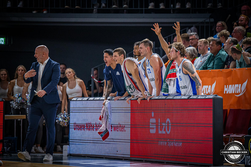 1. Basketball Bundesliga, easyCredit BBL, Saison 2024/2025, Herren, Hauptrunde, 5. Spieltag, 19.10.2024, RASTA Vechta -  Frankfurt Skyliners
Das Team der Frankfurt Skyliners w&auml;hrend der Partie
Schlüsselwörter: 1. Bundesliga;19.10.2024;5. Spieltag;BBL;Basketball;Frankfurt;Hauptrunde;Liga;RASTA;RASTA Dome;Saison 2024/2025;Skyliners;Vechta;easycredit