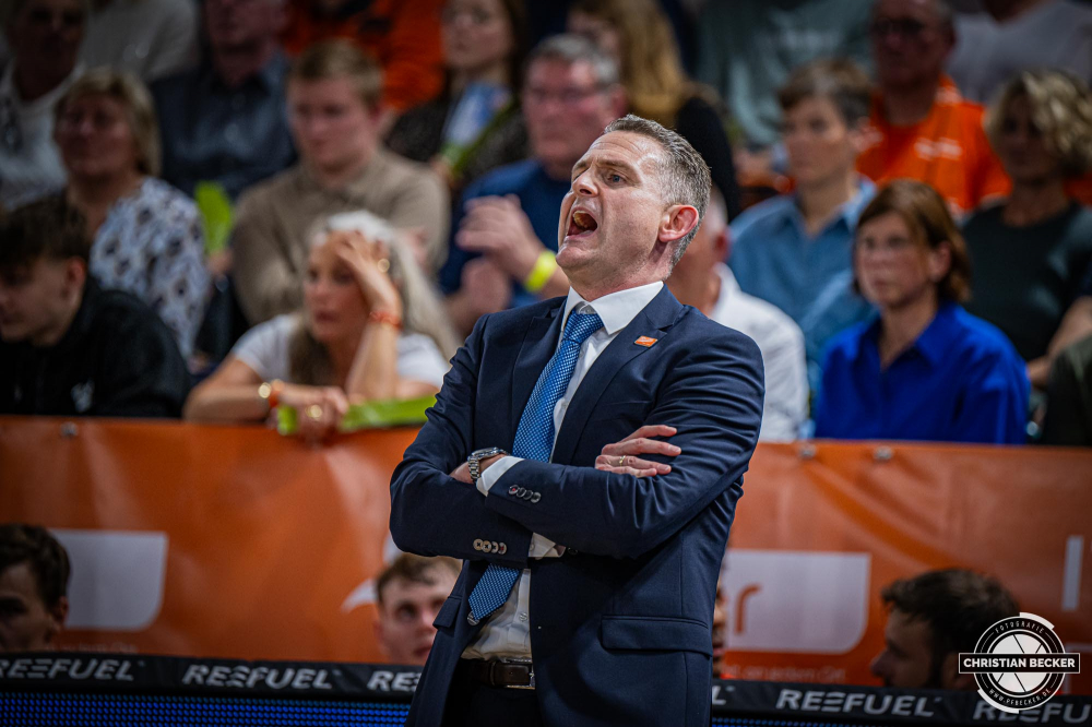1. Basketball Bundesliga, easyCredit BBL, Saison 2024/2025, Herren, Hauptrunde, 5. Spieltag, 19.10.2024, RASTA Vechta -  Frankfurt Skyliners
Martin Schiller (Headcoach - RASTA Vechta) w&auml;hrend der Partie
Schlüsselwörter: 1. Bundesliga;19.10.2024;5. Spieltag;BBL;Basketball;Frankfurt;Hauptrunde;Liga;RASTA;RASTA Dome;Saison 2024/2025;Skyliners;Vechta;easycredit
