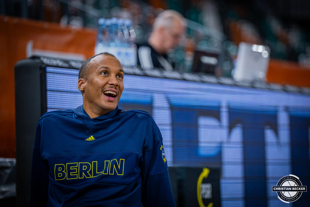 1. Basketball Bundesliga, easyCredit BBL, Saison 2024/2025, Herren, Hauptrunde, 9. Spieltag, 17.11.2024, RASTA Vechta -  ALBA Berlin
Louis Olinde (#19 - ALBA Berlin) vor der Partie
Schlüsselwörter: 1. Bundesliga;17.11.2024;9. Spieltag;ALBA;BBL;Basketball;Berlin;Hauptrunde;Liga;RASTA;RASTA Dome;Saison 2024/2025;Vechta;easycredit