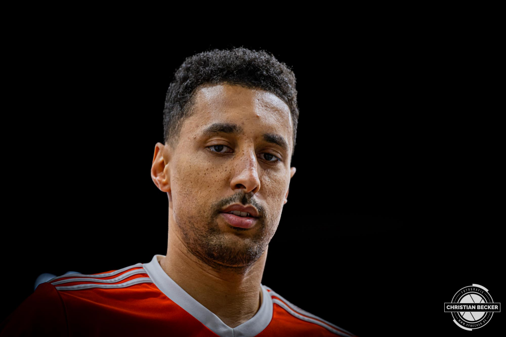 1. Basketball Bundesliga, easyCredit BBL, Saison 2024/2025, Herren, Hauptrunde, 9. Spieltag, 17.11.2024, RASTA Vechta -  ALBA Berlin
Joel Aminu (#21 - RASTA Vechta) vor der Partie
Schlüsselwörter: 1. Bundesliga;17.11.2024;9. Spieltag;ALBA;BBL;Basketball;Berlin;Hauptrunde;Liga;RASTA;RASTA Dome;Saison 2024/2025;Vechta;easycredit