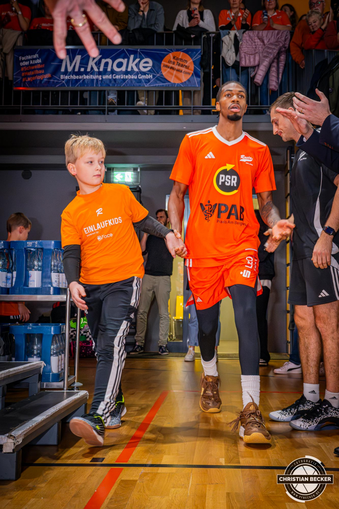 1. Basketball Bundesliga, easyCredit BBL, Saison 2024/2025, Herren, Hauptrunde, 9. Spieltag, 17.11.2024, RASTA Vechta -  ALBA Berlin
Brandon Randolph (#8 - RASTA Vechta) mit einem Einlaufkind vor der Partie
Schlüsselwörter: 1. Bundesliga;17.11.2024;9. Spieltag;ALBA;BBL;Basketball;Berlin;Hauptrunde;Liga;RASTA;RASTA Dome;Saison 2024/2025;Vechta;easycredit