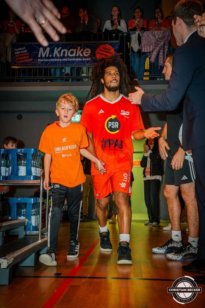 1. Basketball Bundesliga, easyCredit BBL, Saison 2024/2025, Herren, Hauptrunde, 9. Spieltag, 17.11.2024, RASTA Vechta -  ALBA Berlin
Tyger Campbell (#10 - RASTA Vechta) mit einem Einlaufkind vor der Partie
Schlüsselwörter: 1. Bundesliga;17.11.2024;9. Spieltag;ALBA;BBL;Basketball;Berlin;Hauptrunde;Liga;RASTA;RASTA Dome;Saison 2024/2025;Vechta;easycredit