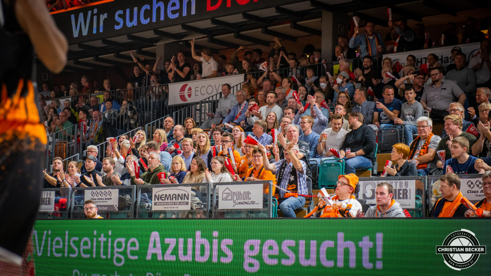 2. Basketball Bundesliga, Hauptrunde, 4. Spieltag, 22.10.22, RASTA Vechta - Wiha Panthers Schwenningen
Die Fans von RASTA Vechta w&auml;hrend der Partie zwischen RASTA Vechta und Wiha Panthers Schwenningen
Schlüsselwörter: 2. Bundesliga;22.10.22;4. Spieltag;Barmer;Basketball;Hauptrunde;Liga;Panthers;RASTA;RASTA Dome;Saison 2022/2023;Schwenningen;Vechta;Wiha