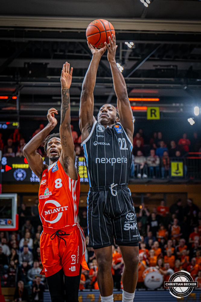 1. Basketball Bundesliga, easyCredit BBL, Saison 2024/2025, Herren, Hauptrunde, 11. Spieltag, 14.12.2024, RASTA Vechta -  Hamburg Towers
Johnathan Stove (#22 - Hamburg Towers) beim Jumpshot
Schlüsselwörter: 1. Bundesliga;11. Spieltag;14.12.2024;BBL;Basketball;Hamburg;Hauptrunde;Liga;RASTA;RASTA Dome;Saison 2024/2025;Towers;Vechta;easycredit