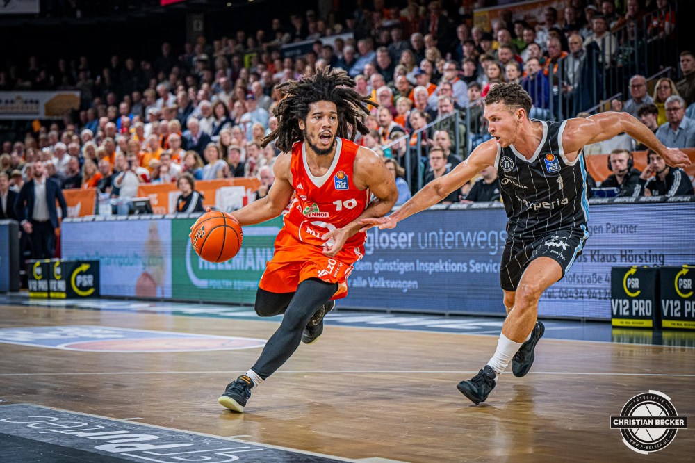 1. Basketball Bundesliga, easyCredit BBL, Saison 2024/2025, Herren, Hauptrunde, 11. Spieltag, 14.12.2024, RASTA Vechta -  Hamburg Towers
Tyger Campbell (#10 - RASTA Vechta) in Aktion gegen Brae Ivey (#1 - Hamburg Towers)
Schlüsselwörter: 1. Bundesliga;11. Spieltag;14.12.2024;BBL;Basketball;Hamburg;Hauptrunde;Liga;RASTA;RASTA Dome;Saison 2024/2025;Towers;Vechta;easycredit