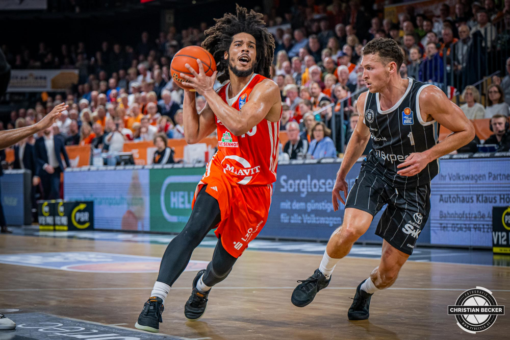 1. Basketball Bundesliga, easyCredit BBL, Saison 2024/2025, Herren, Hauptrunde, 11. Spieltag, 14.12.2024, RASTA Vechta -  Hamburg Towers
Tyger Campbell (#10 - RASTA Vechta) in Aktion gegen Brae Ivey (#1 - Hamburg Towers)
Schlüsselwörter: 1. Bundesliga;11. Spieltag;14.12.2024;BBL;Basketball;Hamburg;Hauptrunde;Liga;RASTA;RASTA Dome;Saison 2024/2025;Towers;Vechta;easycredit