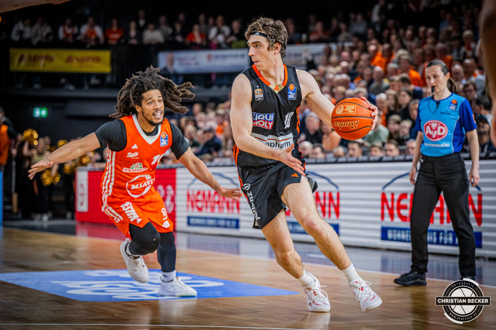 1. Basketball Bundesliga, easyCredit BBL, Saison 2024/2025, Herren, Hauptrunde, 24. Spieltag, 14.03.2025, RASTA Vechta - ratiopharm Ulm
Justin Jessup (#10 - ratiopharm Ulm) in Aktion
Schlüsselwörter: 1. Bundesliga;14.03.2025;24. Spieltag;BBL;Basketball;Hauptrunde;Liga;RASTA;RASTA Dome;Saison 2024/2025;Ulm;Vechta;easycredit;ratiopharm
