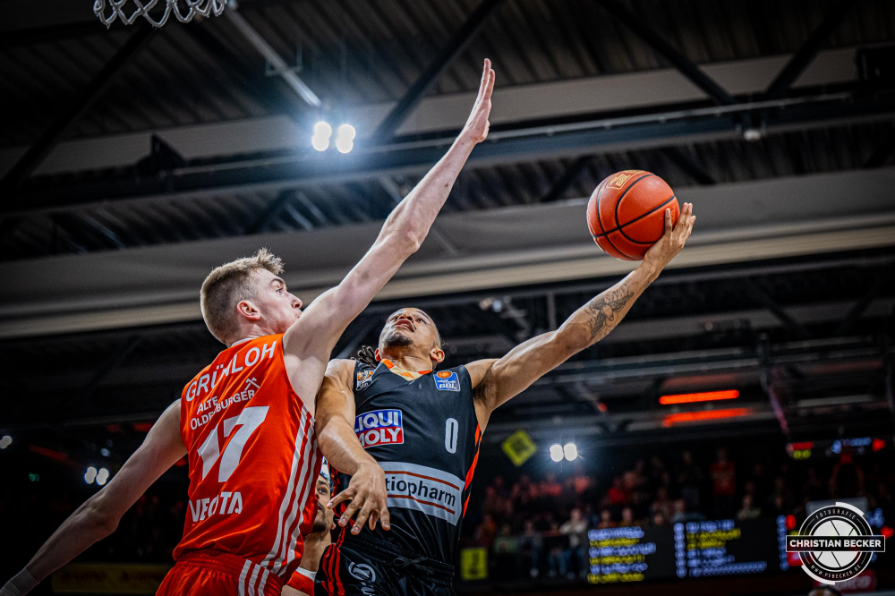 1. Basketball Bundesliga, easyCredit BBL, Saison 2024/2025, Herren, Hauptrunde, 24. Spieltag, 14.03.2025, RASTA Vechta - ratiopharm Ulm
Nelson Weidemann (#0 - ratiopharm Ulm) beim Korbleger
Schlüsselwörter: 1. Bundesliga;14.03.2025;24. Spieltag;BBL;Basketball;Hauptrunde;Liga;RASTA;RASTA Dome;Saison 2024/2025;Ulm;Vechta;easycredit;ratiopharm