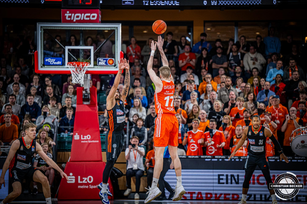 1. Basketball Bundesliga, easyCredit BBL, Saison 2024/2025, Herren, Hauptrunde, 24. Spieltag, 14.03.2025, RASTA Vechta - ratiopharm Ulm
Johann Gr&uuml;nloh (#17 - RASTA Vechta) beim Jumpshot
Schlüsselwörter: 1. Bundesliga;14.03.2025;24. Spieltag;BBL;Basketball;Hauptrunde;Liga;RASTA;RASTA Dome;Saison 2024/2025;Ulm;Vechta;easycredit;ratiopharm