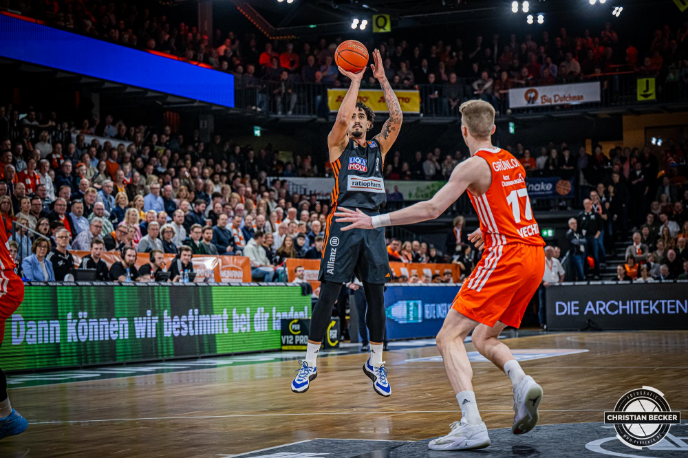 1. Basketball Bundesliga, easyCredit BBL, Saison 2024/2025, Herren, Hauptrunde, 24. Spieltag, 14.03.2025, RASTA Vechta - ratiopharm Ulm
Marcio Santos (#3 - ratiopharm Ulm) beim Jumpshot
Schlüsselwörter: 1. Bundesliga;14.03.2025;24. Spieltag;BBL;Basketball;Hauptrunde;Liga;RASTA;RASTA Dome;Saison 2024/2025;Ulm;Vechta;easycredit;ratiopharm