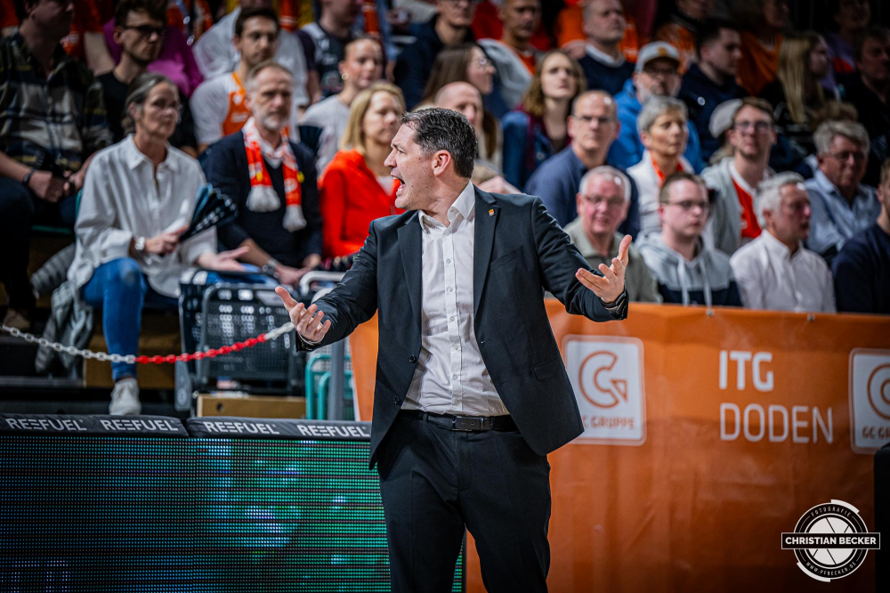 1. Basketball Bundesliga, easyCredit BBL, Saison 2024/2025, Herren, Hauptrunde, 24. Spieltag, 14.03.2025, RASTA Vechta - ratiopharm Ulm
Ty Harrelson (Headcoach ratiopharm Ulm) w&auml;hrend der Partie
Schlüsselwörter: 1. Bundesliga;14.03.2025;24. Spieltag;BBL;Basketball;Hauptrunde;Liga;RASTA;RASTA Dome;Saison 2024/2025;Ulm;Vechta;easycredit;ratiopharm