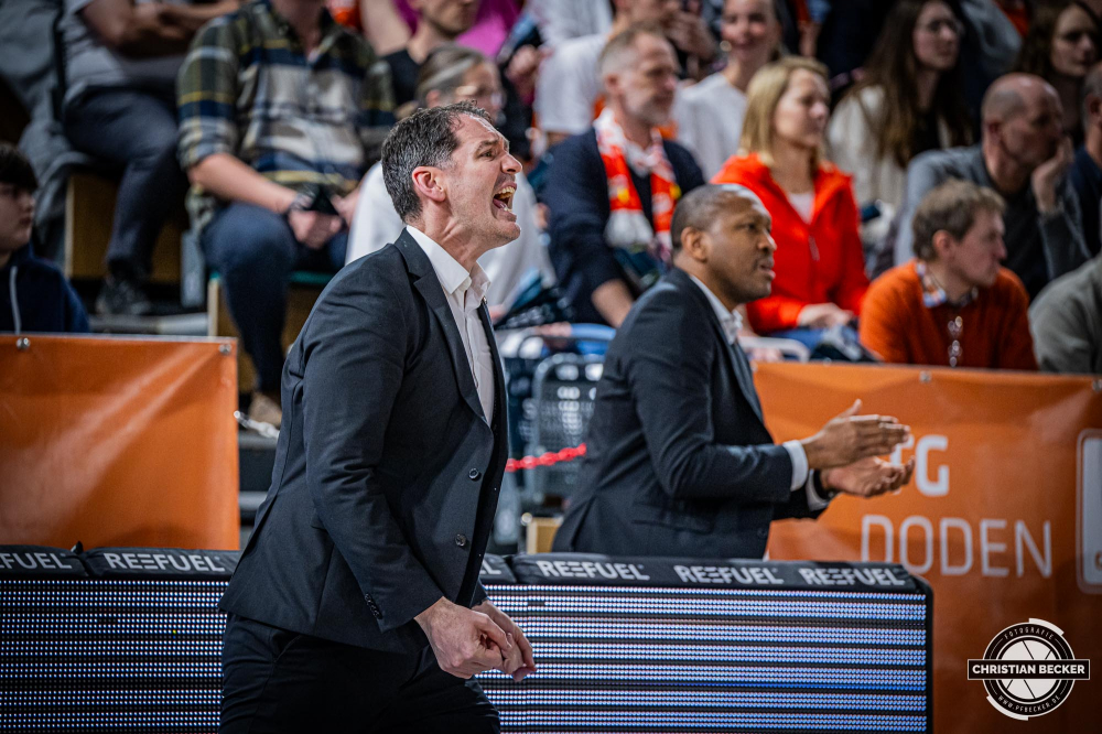 1. Basketball Bundesliga, easyCredit BBL, Saison 2024/2025, Herren, Hauptrunde, 24. Spieltag, 14.03.2025, RASTA Vechta - ratiopharm Ulm
Ty Harrelson (Headcoach ratiopharm Ulm) w&auml;hrend der Partie
Schlüsselwörter: 1. Bundesliga;14.03.2025;24. Spieltag;BBL;Basketball;Hauptrunde;Liga;RASTA;RASTA Dome;Saison 2024/2025;Ulm;Vechta;easycredit;ratiopharm