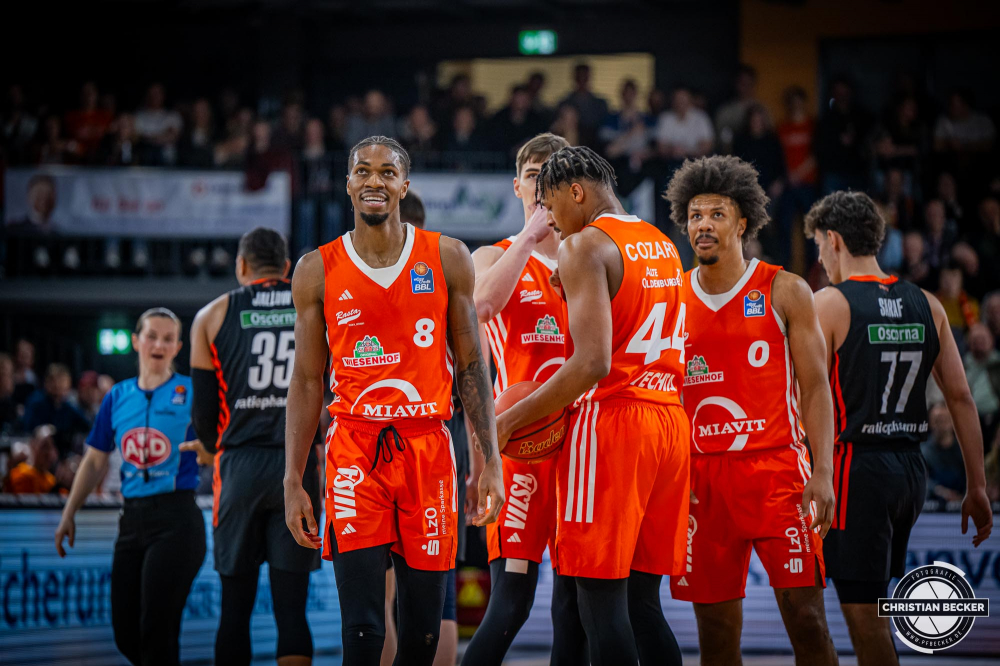 1. Basketball Bundesliga, easyCredit BBL, Saison 2024/2025, Herren, Hauptrunde, 24. Spieltag, 14.03.2025, RASTA Vechta - ratiopharm Ulm
Brandon Randolph (#8 - RASTA Vechta) und das Team w&auml;hrend der Partie
Schlüsselwörter: 1. Bundesliga;14.03.2025;24. Spieltag;BBL;Basketball;Hauptrunde;Liga;RASTA;RASTA Dome;Saison 2024/2025;Ulm;Vechta;easycredit;ratiopharm