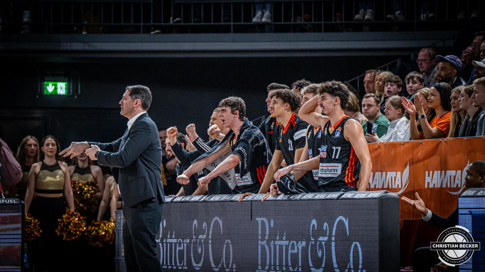 1. Basketball Bundesliga, easyCredit BBL, Saison 2024/2025, Herren, Hauptrunde, 24. Spieltag, 14.03.2025, RASTA Vechta - ratiopharm Ulm
Das Team von ratiopharm Ulm w&auml;hrend der Partie
Schlüsselwörter: 1. Bundesliga;14.03.2025;24. Spieltag;BBL;Basketball;Hauptrunde;Liga;RASTA;RASTA Dome;Saison 2024/2025;Ulm;Vechta;easycredit;ratiopharm