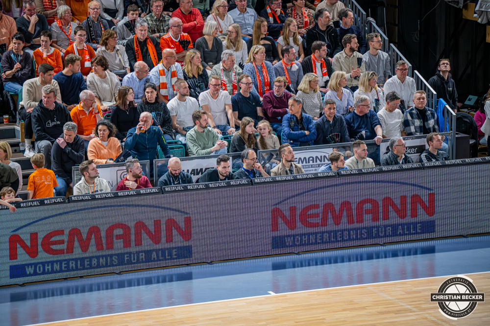 1. Basketball Bundesliga, easyCredit BBL, Saison 2024/2025, Herren, Hauptrunde, 24. Spieltag, 14.03.2025, RASTA Vechta - ratiopharm Ulm
Die NBA Scouts von Links: Nico Mathieu (Portland Trailblazers), Marius Flachenecker (Memphis Grizzlies), Stefano Lupatelli (Golden State Warriors), Rafael Juc (Denver Nuggets), Jakub Kudlacek (Charlotte Hornets), Jordan Sensi (Atlanta Hawks), John Treloar (Atlanta Hawks)
Schlüsselwörter: 1. Bundesliga;14.03.2025;24. Spieltag;BBL;Basketball;Hauptrunde;Liga;RASTA;RASTA Dome;Saison 2024/2025;Ulm;Vechta;easycredit;ratiopharm