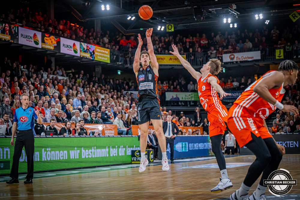 1. Basketball Bundesliga, easyCredit BBL, Saison 2024/2025, Herren, Hauptrunde, 24. Spieltag, 14.03.2025, RASTA Vechta - ratiopharm Ulm
Justin Jessup (#10 - ratiopharm Ulm) beim Jumpshot
Schlüsselwörter: 1. Bundesliga;14.03.2025;24. Spieltag;BBL;Basketball;Hauptrunde;Liga;RASTA;RASTA Dome;Saison 2024/2025;Ulm;Vechta;easycredit;ratiopharm