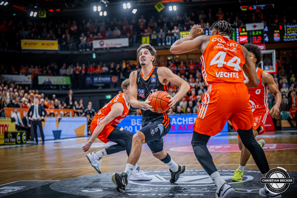 1. Basketball Bundesliga, easyCredit BBL, Saison 2024/2025, Herren, Hauptrunde, 24. Spieltag, 14.03.2025, RASTA Vechta - ratiopharm Ulm
Ben Saraf (#77 - ratiopharm Ulm) in Aktion
Schlüsselwörter: 1. Bundesliga;14.03.2025;24. Spieltag;BBL;Basketball;Hauptrunde;Liga;RASTA;RASTA Dome;Saison 2024/2025;Ulm;Vechta;easycredit;ratiopharm
