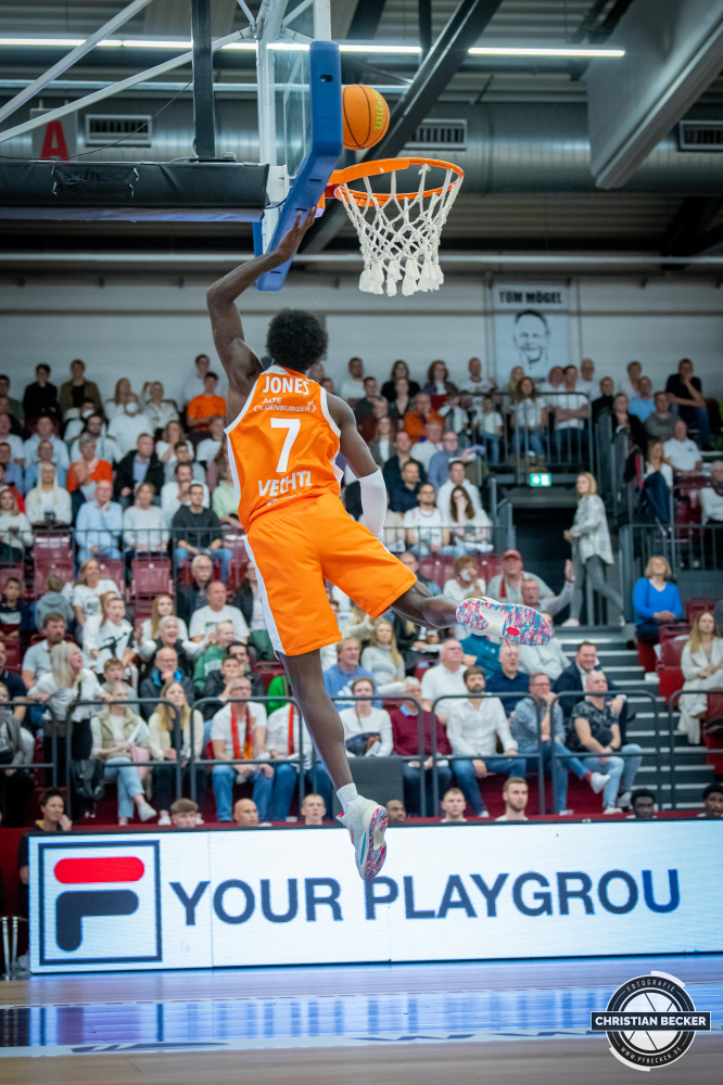 2. Basketball Bundesliga, Hauptrunde, 1. Spieltag, 01.10.22, Artland Dragons - RASTA Vechta
#7, Andrew Jones (USA), Guard bei RASTA Vechta beim Korbleger w&auml;hrend der Partie zwischen Artland Dragons und RASTA Vechta
Schlüsselwörter: 01.10.22;1. Spieltag;2. Bundesliga;Artland;Artland Arena;Barmer;Basketball;Dragons;Hauptrunde;Liga;Quackenbr&uuml;ck;RASTA;Saison 2022/2023;Vechta