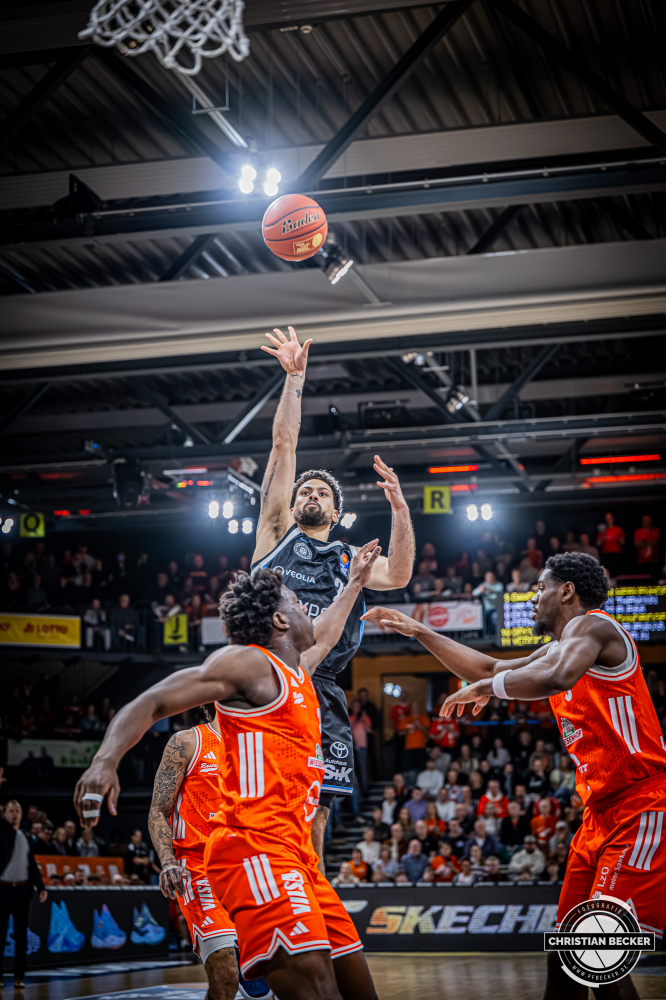 1. Basketball Bundesliga, easyCredit BBL, Saison 2025/2026, Herren, Hauptrunde, 9. Spieltag, 07.12.2025, RASTA Vechta - Veolia Hamburg Towers
Devon Daniels (#21 - Veolia Towers Hamburg) beim Jumpshot
Schlüsselwörter: 07.12.2025;1. Bundesliga;7. Spieltag;BBL;Basketball;Hamburg;Hauptrunde;Liga;RASTA;RASTA Dome;Saison 2025/2026;Towers;Vechta;Veolia;easycredit