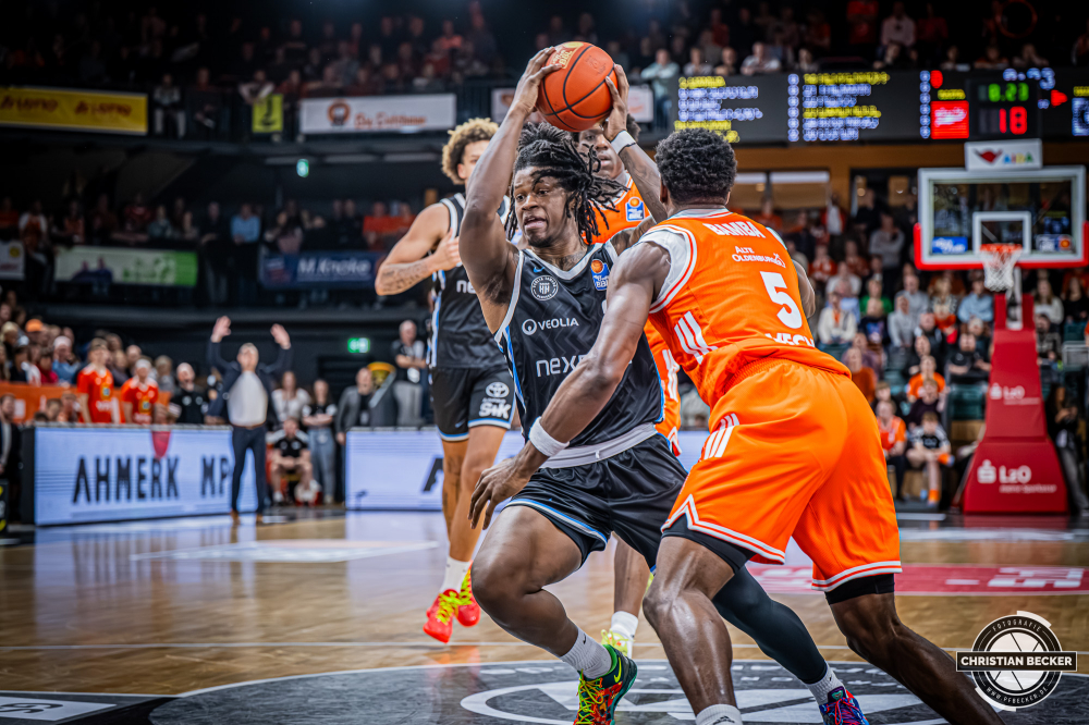 1. Basketball Bundesliga, easyCredit BBL, Saison 2025/2026, Herren, Hauptrunde, 9. Spieltag, 07.12.2025, RASTA Vechta - Veolia Hamburg Towers
Leonard Thorpe Jr (#2 - Veolia Towers Hamburg) in Aktion
Schlüsselwörter: 07.12.2025;1. Bundesliga;7. Spieltag;BBL;Basketball;Hamburg;Hauptrunde;Liga;RASTA;RASTA Dome;Saison 2025/2026;Towers;Vechta;Veolia;easycredit