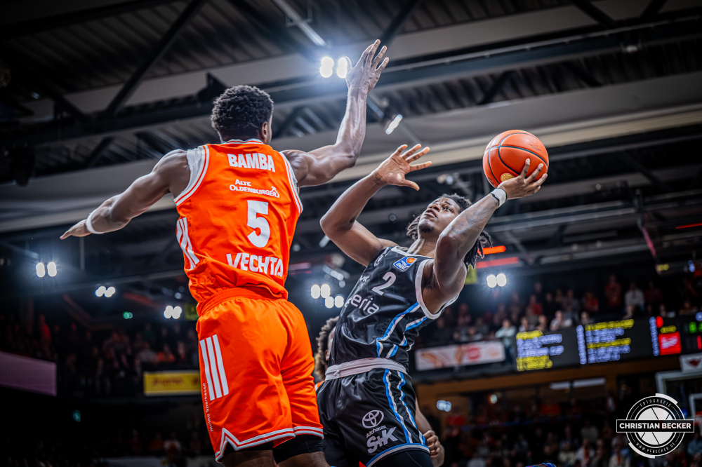 1. Basketball Bundesliga, easyCredit BBL, Saison 2025/2026, Herren, Hauptrunde, 9. Spieltag, 07.12.2025, RASTA Vechta - Veolia Hamburg Towers
Leonard Thorpe Jr (#2 - Veolia Towers Hamburg) beim Korbleger
Schlüsselwörter: 07.12.2025;1. Bundesliga;7. Spieltag;BBL;Basketball;Hamburg;Hauptrunde;Liga;RASTA;RASTA Dome;Saison 2025/2026;Towers;Vechta;Veolia;easycredit