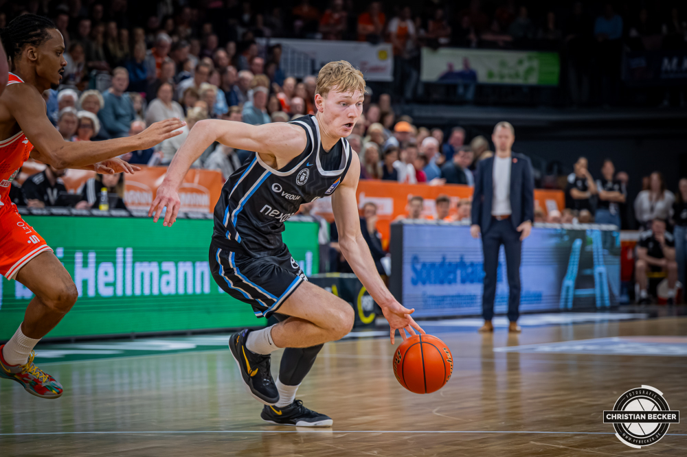 1. Basketball Bundesliga, easyCredit BBL, Saison 2025/2026, Herren, Hauptrunde, 9. Spieltag, 07.12.2025, RASTA Vechta - Veolia Hamburg Towers
Jared Grey (#8 - Veolia Towers Hamburg) in Aktion
Schlüsselwörter: 07.12.2025;1. Bundesliga;7. Spieltag;BBL;Basketball;Hamburg;Hauptrunde;Liga;RASTA;RASTA Dome;Saison 2025/2026;Towers;Vechta;Veolia;easycredit