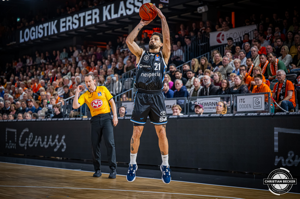 1. Basketball Bundesliga, easyCredit BBL, Saison 2025/2026, Herren, Hauptrunde, 9. Spieltag, 07.12.2025, RASTA Vechta - Veolia Hamburg Towers
Devon Daniels (#21 - Veolia Towers Hamburg) beim Jumpshot
Schlüsselwörter: 07.12.2025;1. Bundesliga;7. Spieltag;BBL;Basketball;Hamburg;Hauptrunde;Liga;RASTA;RASTA Dome;Saison 2025/2026;Towers;Vechta;Veolia;easycredit